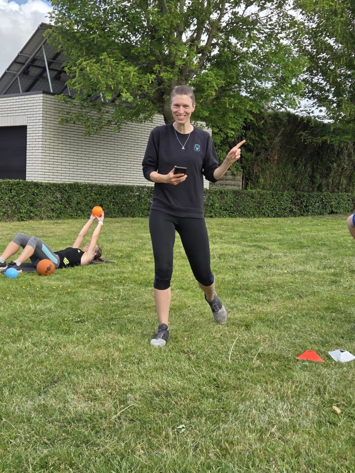 Katia Honée begeleidt een buitentraining bij Loemekse Boostcamp